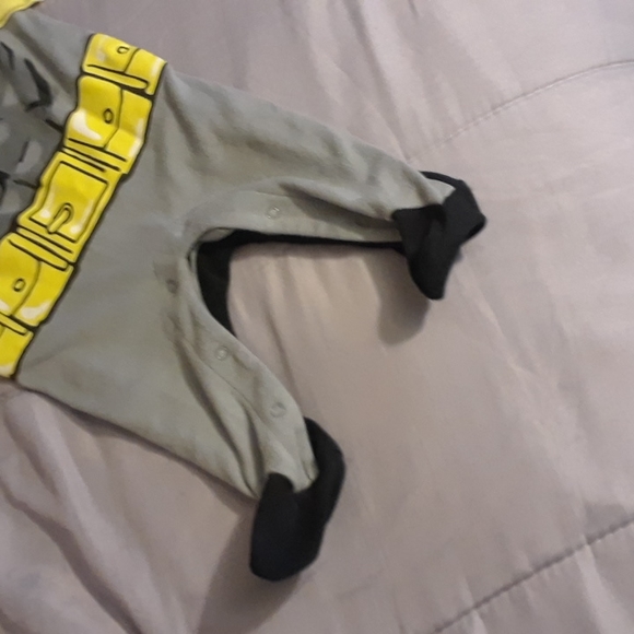 Size 3-6m baby boy Batman footie pyjamas onesie - Picture 11 of 13